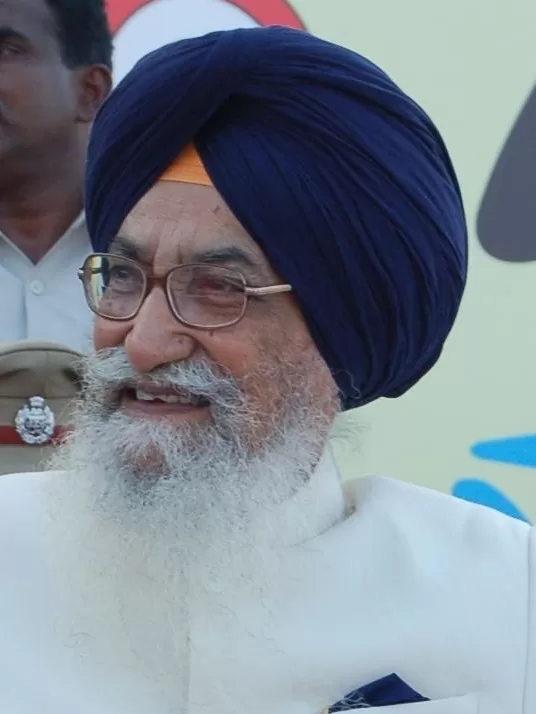 Formaer CM Surjith Singh Barnala wearing blue turban and white kurta.