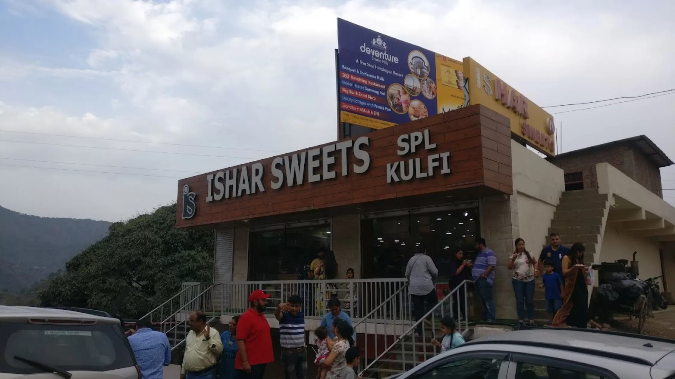 Outside view of Ishar Sweets in Parwanoo